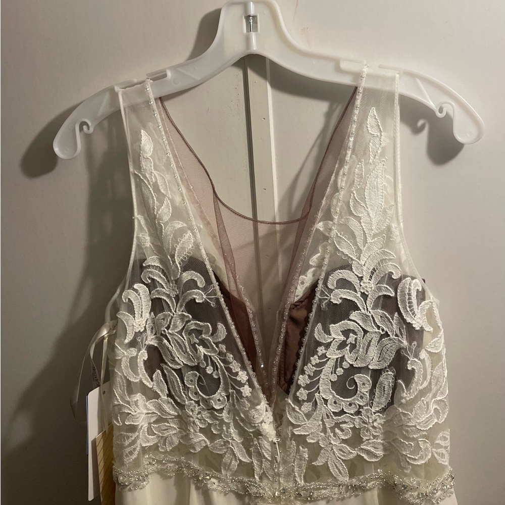 Wedding dress - Picture 6 of 8